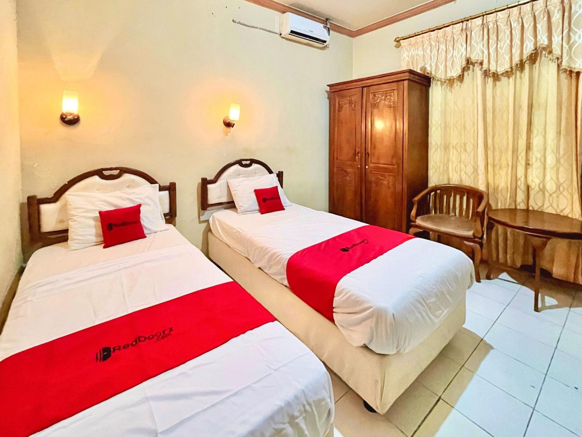 Reddoorz At Hotel Madani Syariah Lempuyangan يوغياكارتا المظهر الخارجي الصورة